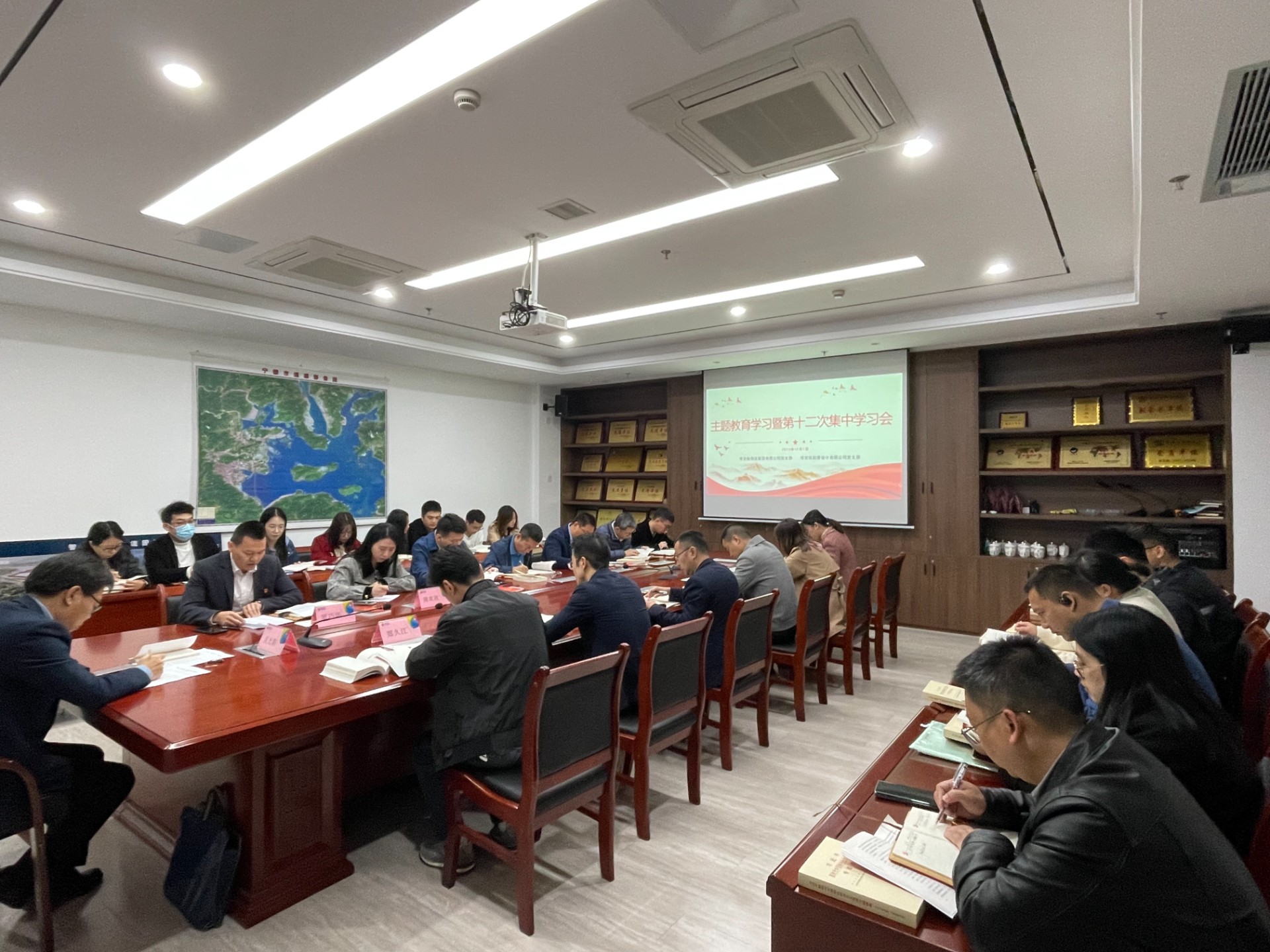 1701767233873031.jpg 市交投物流集團(tuán)黨支部 市交投勘察設(shè)計公司黨支部聯(lián)合召開主題教育學(xué)習(xí)會,葉嵐清攝2.jpg