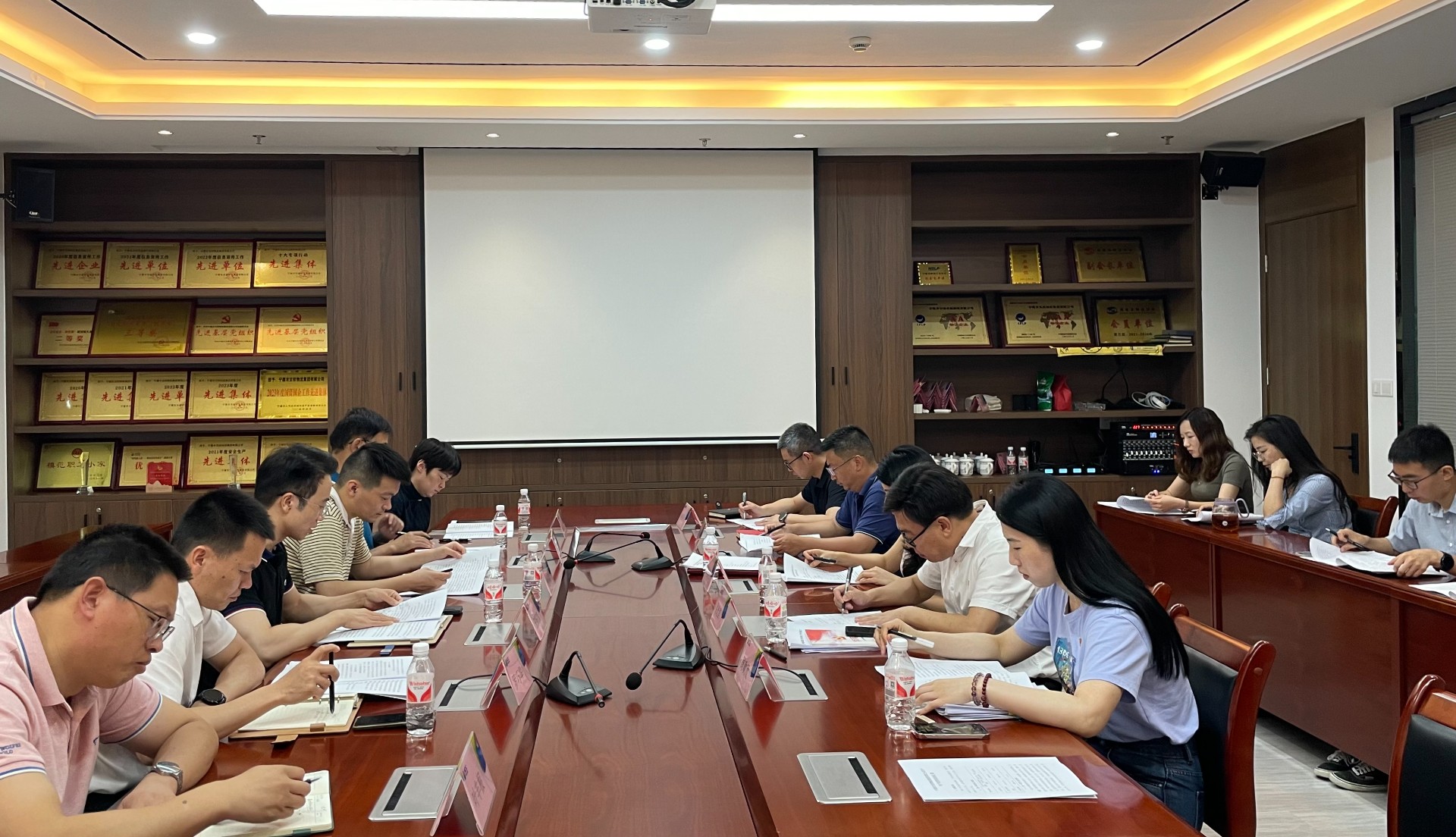 1717382369524836.jpg 講黨性守黨規(guī)嚴黨紀——市交投集團領(lǐng)導(dǎo)赴市交投物流集團開展聯(lián)系點工作,葉嵐清拍攝2.jpg