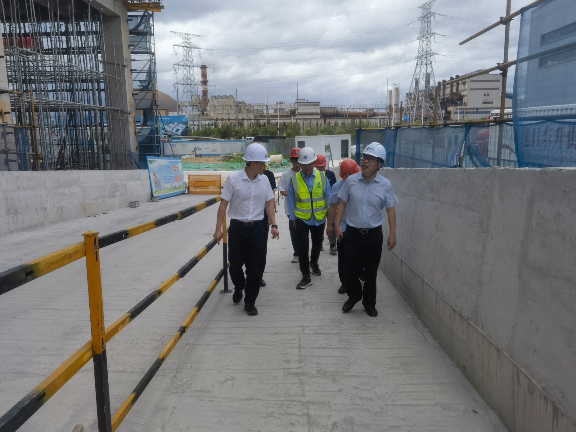 市交投集團(tuán)領(lǐng)導(dǎo)深入市交投物流集團(tuán)重點(diǎn)項(xiàng)目現(xiàn)場(chǎng)檢查指導(dǎo)防汛防臺(tái)風(fēng)工作，曾騫拍攝1.jpg